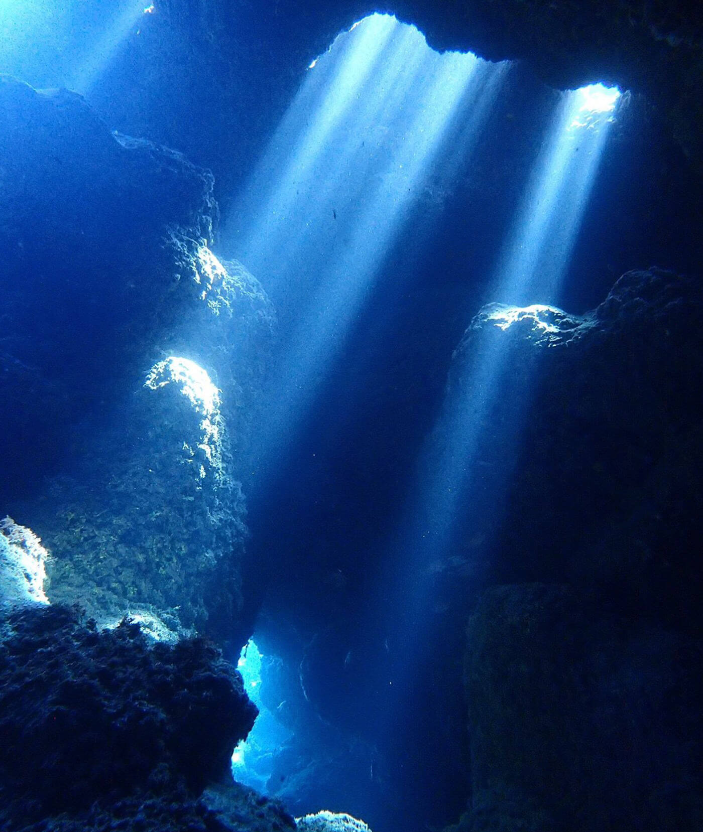 ニタ洞窟 無数の光のスポットライト