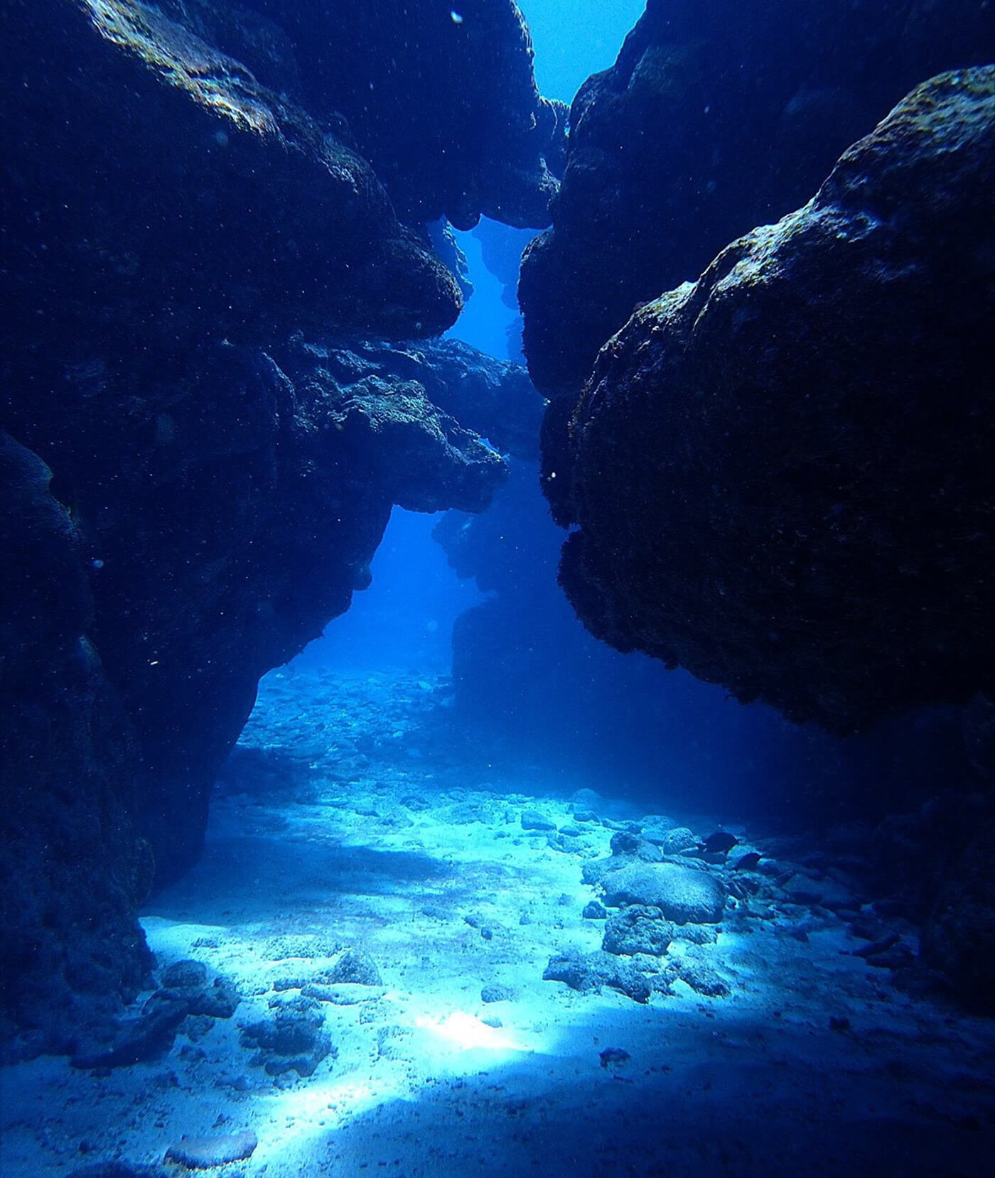 ニタ洞窟 無数の光のスポットライト